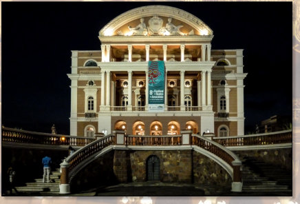 Das legendäre Opernhaus im "Urwald" liegt mitten in der Stadt!